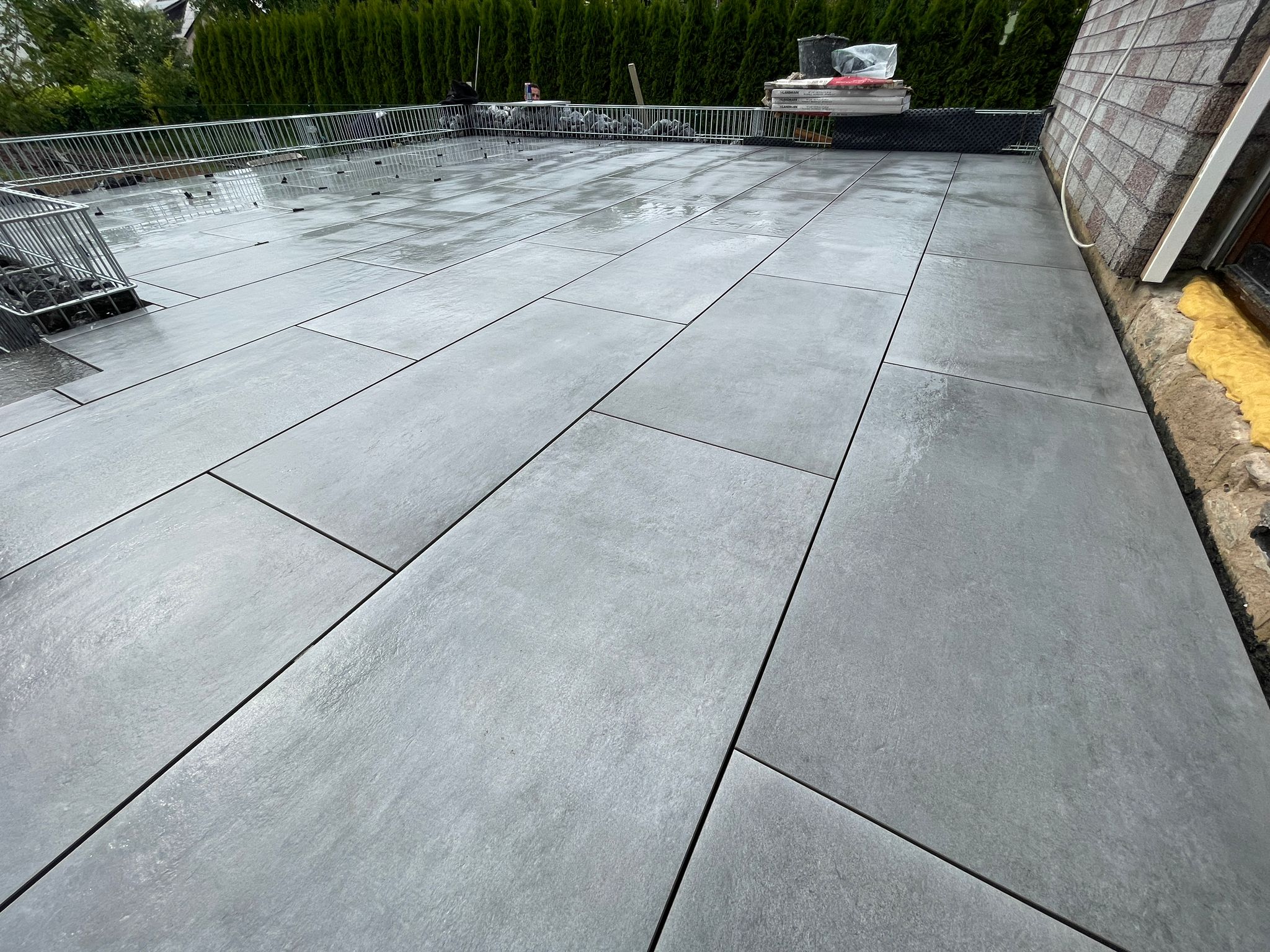 Moderne Terrasse mit großformatigen Platten