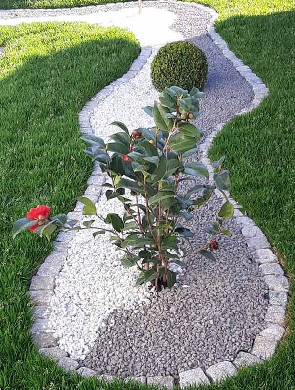 Dekorative Beetgestaltung mit Zierkies