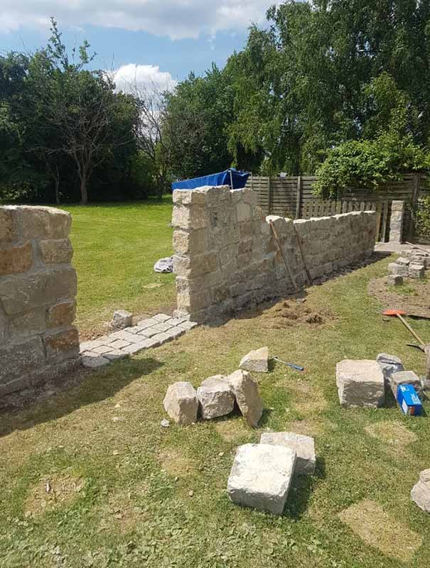 Natursteinmauer im Außenbereich